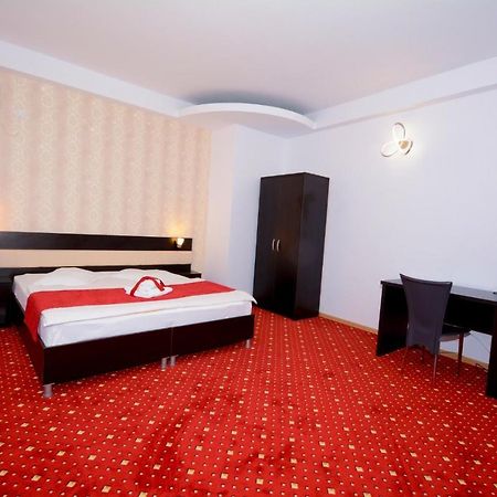 Hotel Magic - City Center Piteşti Buitenkant foto