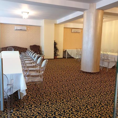 Hotel Magic - City Center Piteşti Buitenkant foto