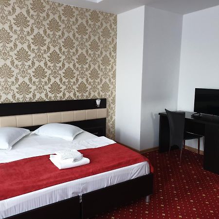 Hotel Magic - City Center Piteşti Buitenkant foto