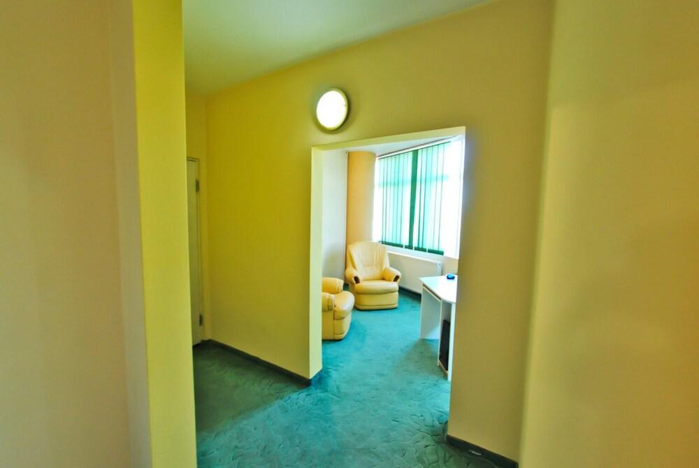 Hotel Magic - City Center Piteşti Buitenkant foto