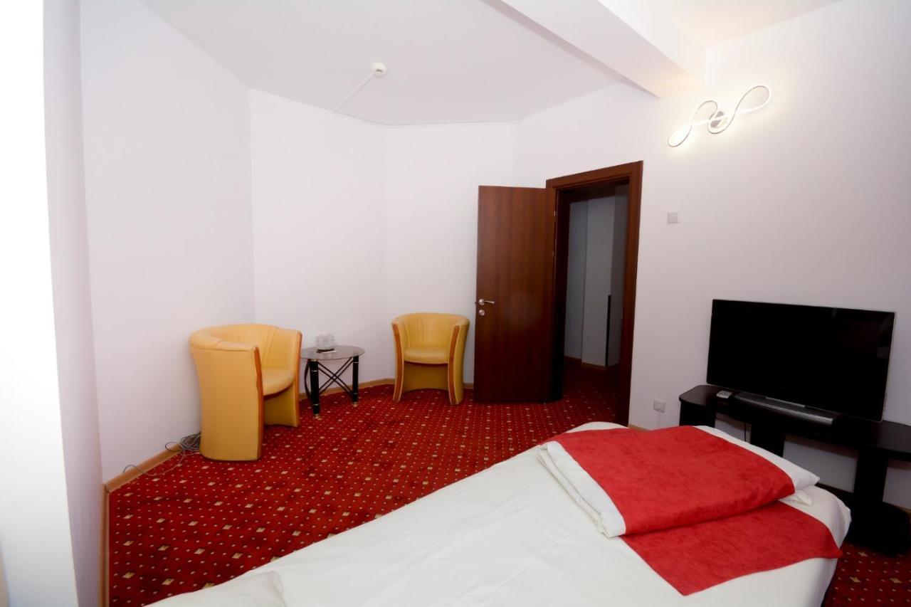 Hotel Magic - City Center Piteşti Buitenkant foto