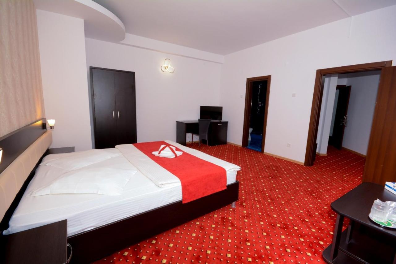 Hotel Magic - City Center Piteşti Buitenkant foto