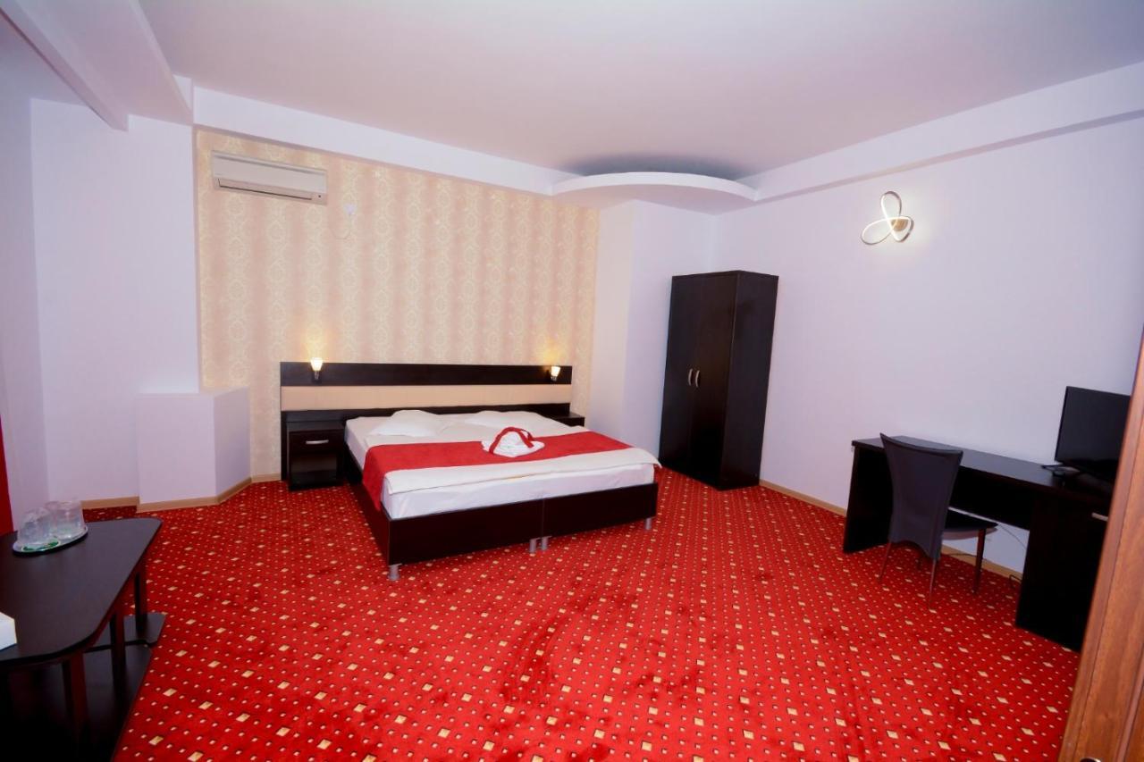Hotel Magic - City Center Piteşti Buitenkant foto