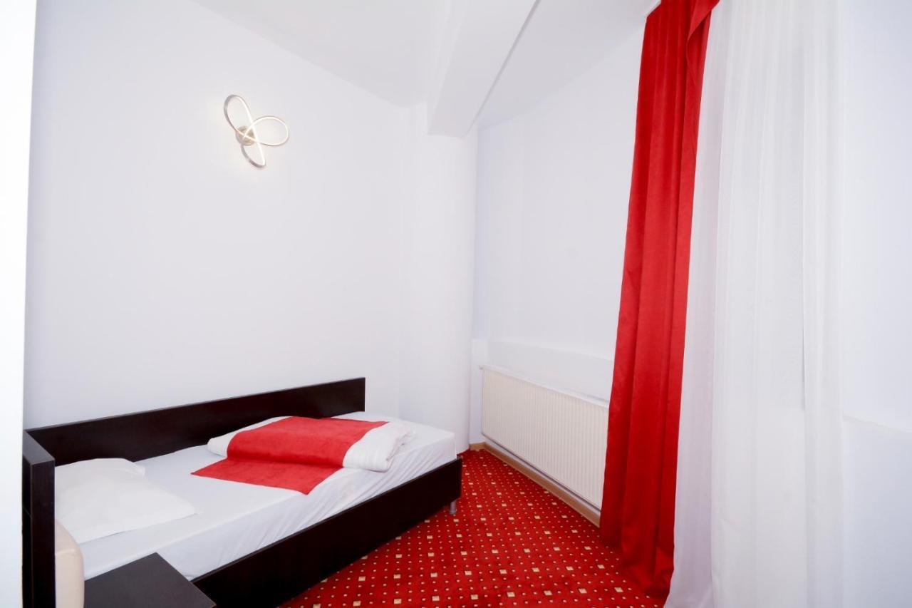 Hotel Magic - City Center Piteşti Buitenkant foto