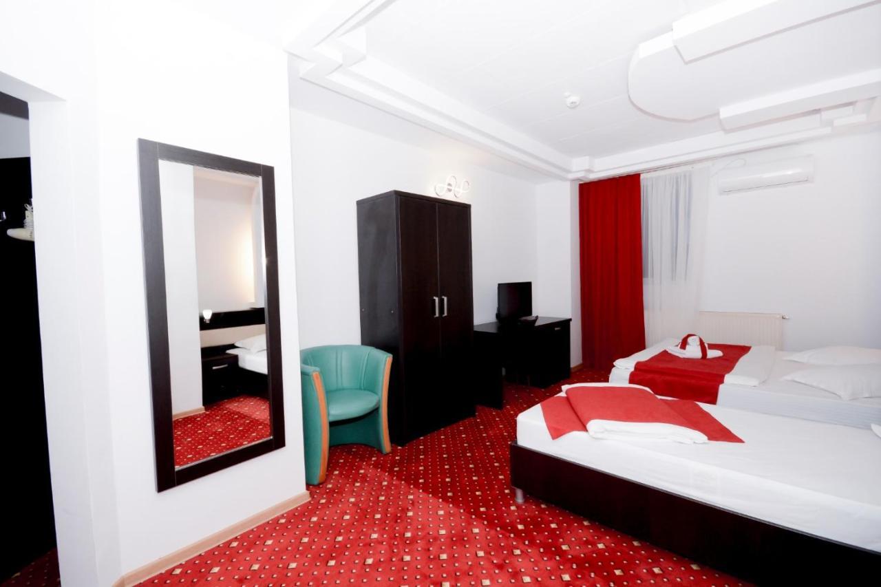 Hotel Magic - City Center Piteşti Buitenkant foto