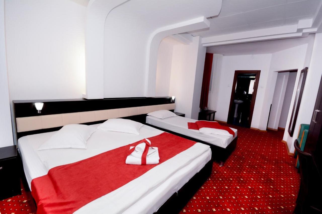 Hotel Magic - City Center Piteşti Buitenkant foto