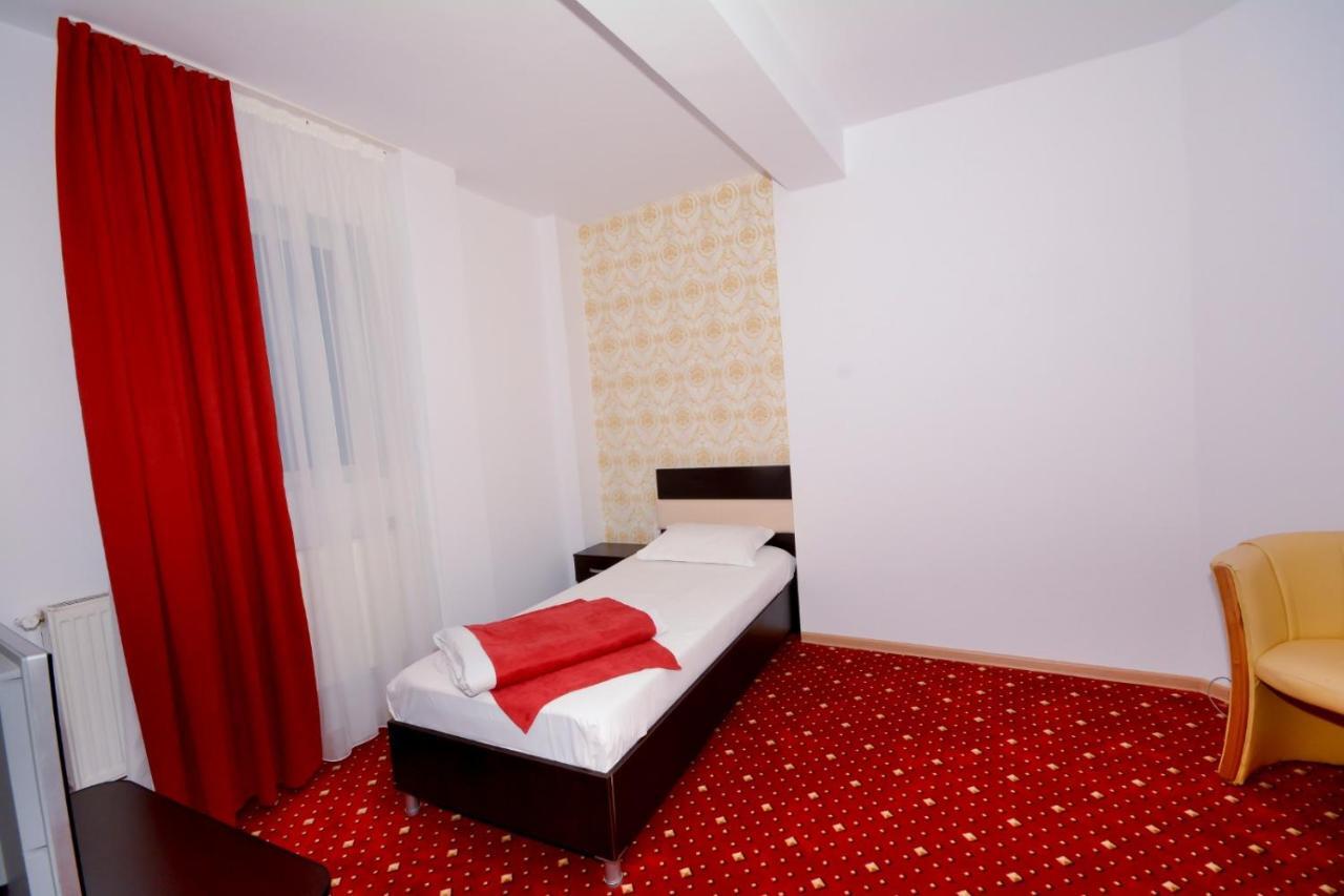 Hotel Magic - City Center Piteşti Buitenkant foto