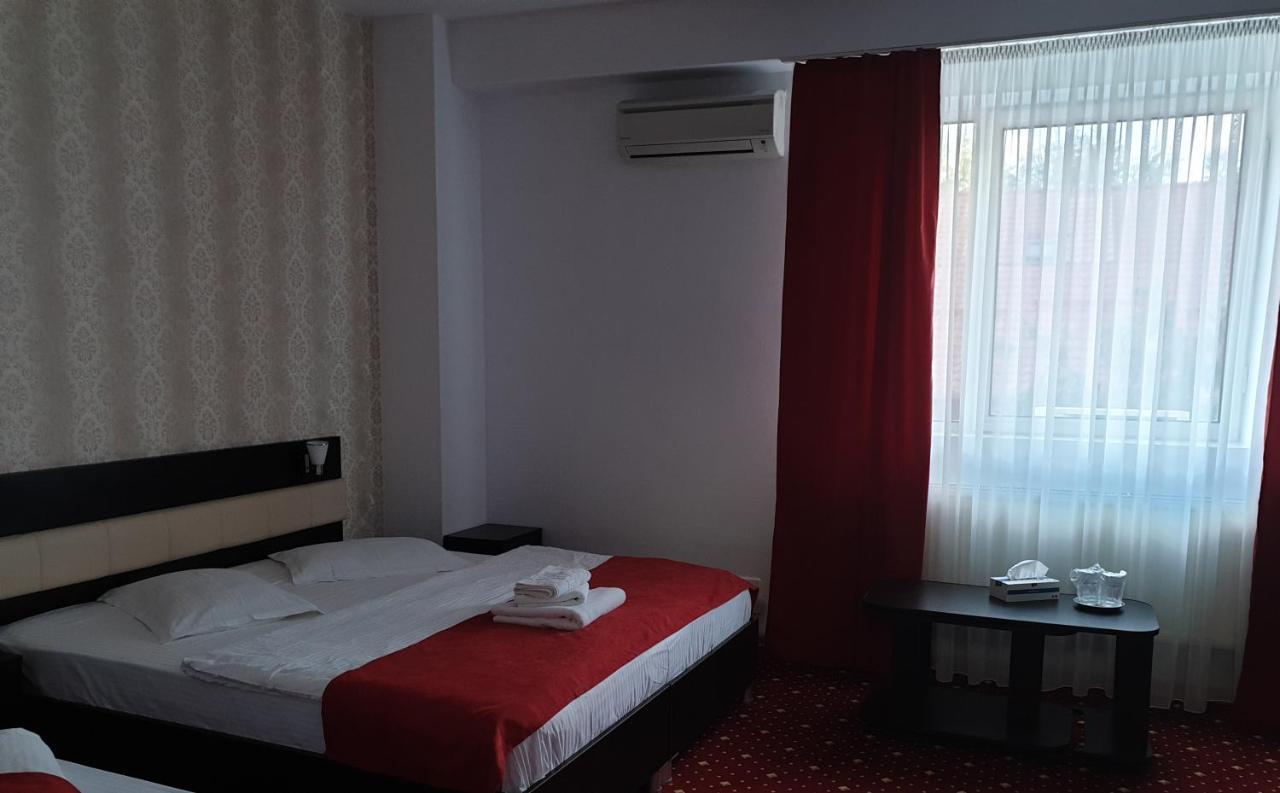 Hotel Magic - City Center Piteşti Buitenkant foto