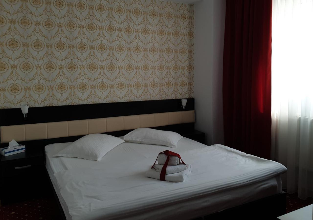 Hotel Magic - City Center Piteşti Buitenkant foto