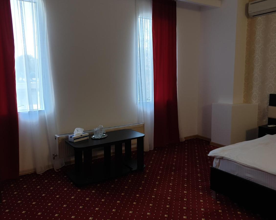 Hotel Magic - City Center Piteşti Buitenkant foto