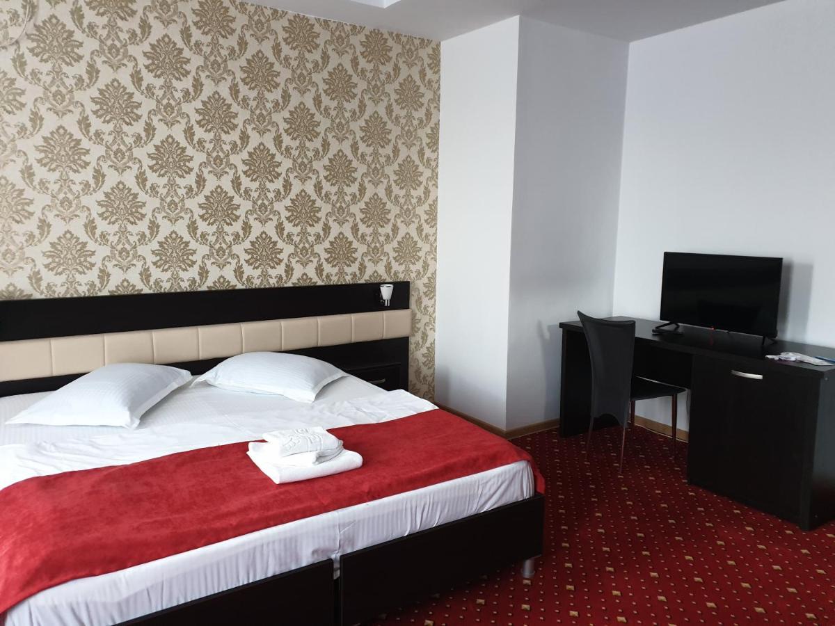 Hotel Magic - City Center Piteşti Buitenkant foto