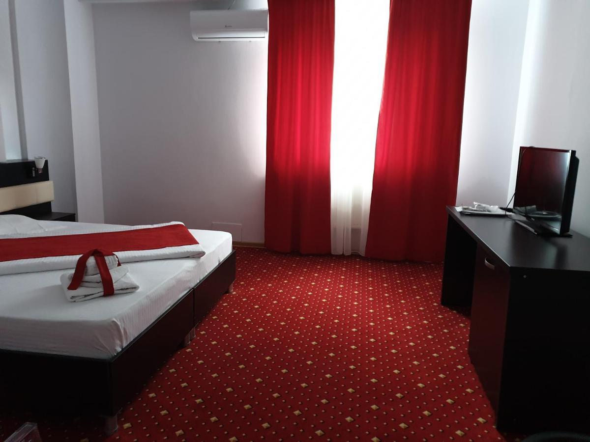 Hotel Magic - City Center Piteşti Buitenkant foto